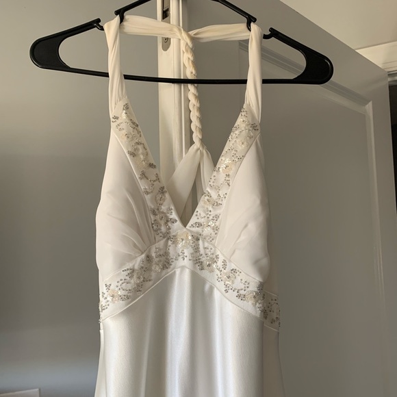 Wedding dress worn once for a couple hours - Picture 4 of 5